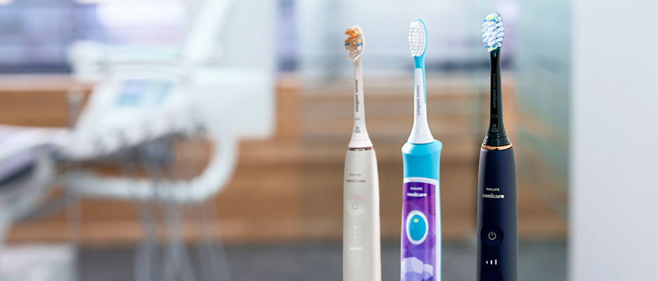 Trois brosses &agrave; dents &eacute;lectriques